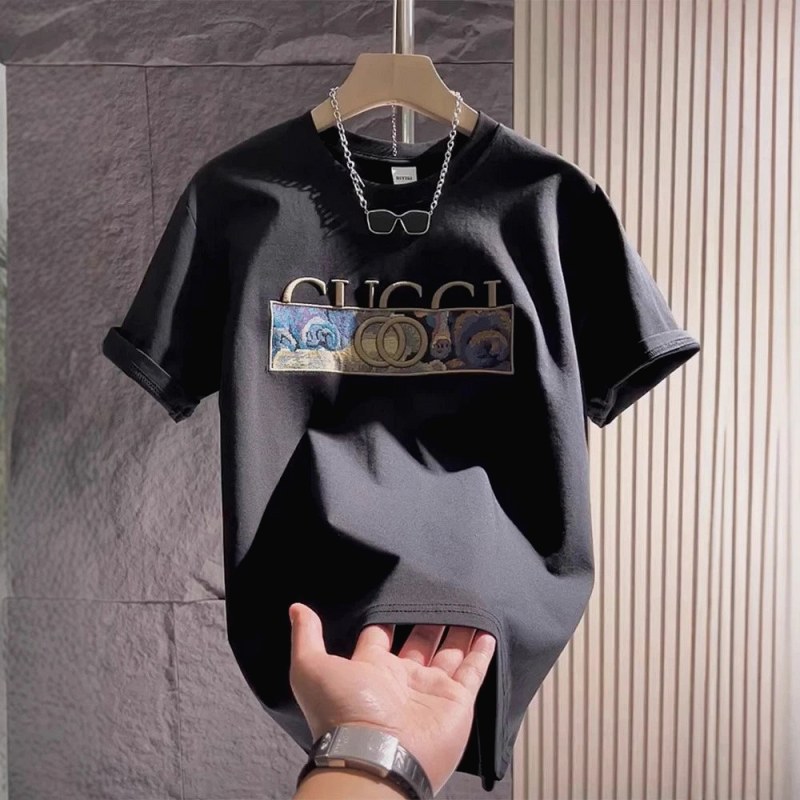 Gucci Black T-Shirt in Casual Streetwear Style Review: Testing the "Loose" Fit Claim Against the Size-Up Rule